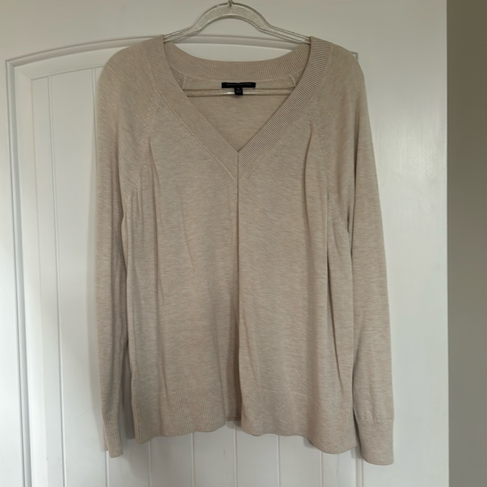 Banana Republic Heather Cream Lightweight V Neck XL